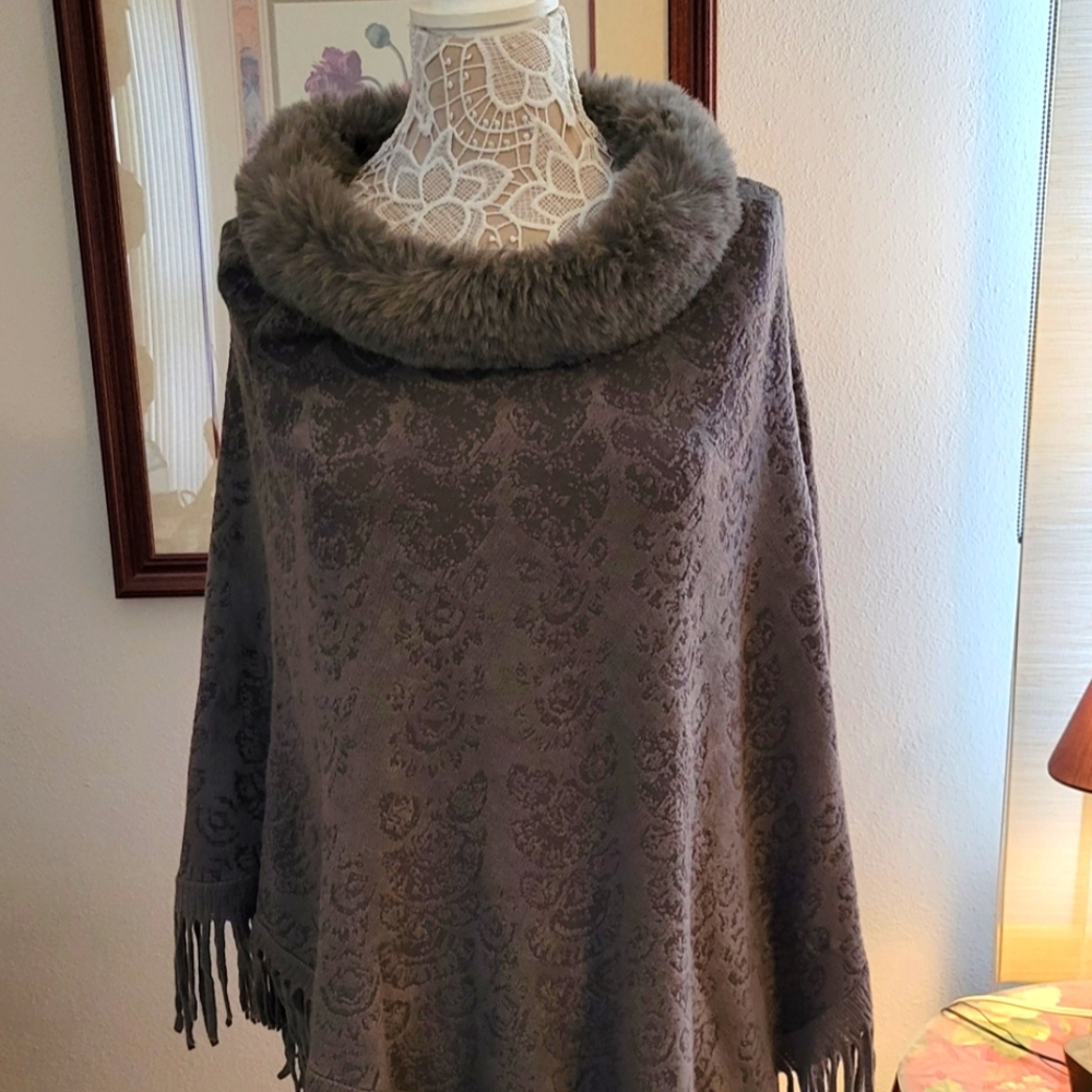 Asymmetrical poncho with faux fur collar